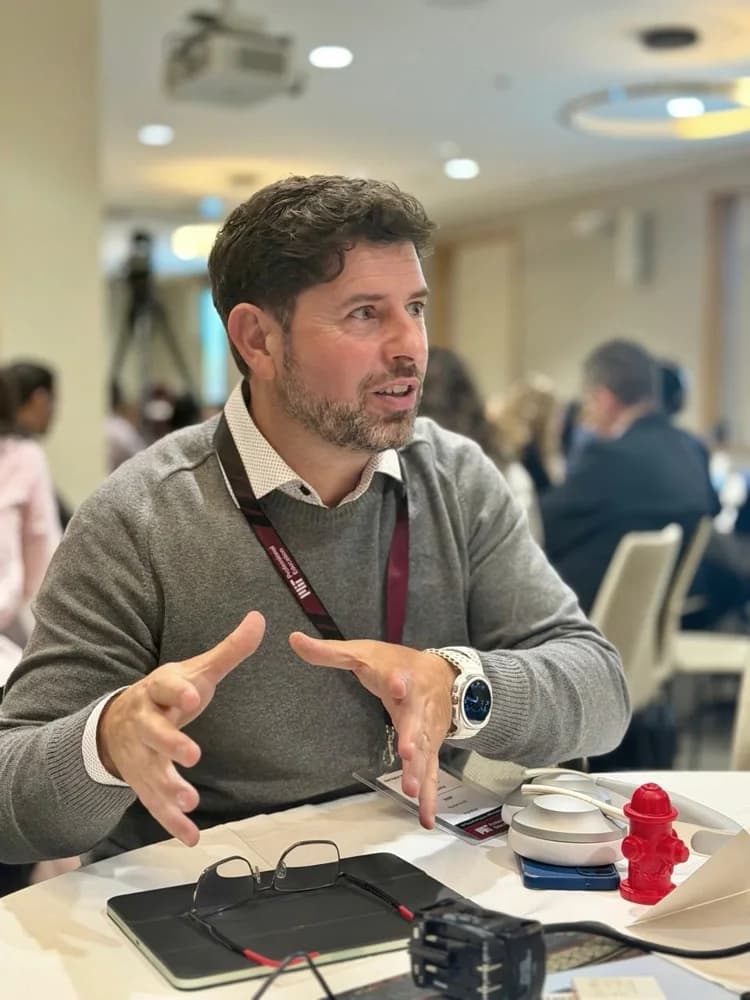 Nicolás Valenzuela participando en una sesión de trabajo durante el programa CDO de MIT Professional Education